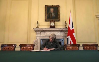 Theresa May forstisrherra skrifar undir rsgn Bretlands r Evrpusambandinu 28. mars 2017